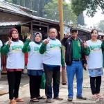 Pendiri RGS Indonesia, Moh Khozin dan Ketua Umum Taufiq Muhammad saat menggaet dukungan para PKL di Selecta untuk menangkan Prabowo-Gibran. Foto: Ist