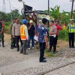 Petugas melakukan olah TKP di pos jaga lintasan (PJL) 264 KM 165+2/3 Kecamatan Babat, Lamongan.
