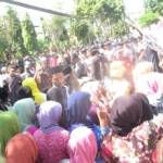 Puluhan warga Kecamatan Guluk-guluk saat demo di depan kantor DPRD Sumenep. (foto: faisal/BANGSAONLINE)