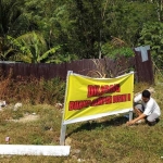 Lokasi pembuangan sampah yang akhirnya di segel oleh masyarakat. (foto: yuniardi sutondo/ BangsaOnline) 