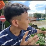 Saksi mata yang melihat korban tenggelam di Kali Jagir, Surabaya, Minggu (19/2/2023)