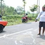 Salah seorang warga menunjukan lokasi kejadian kecelakaan maut tersebut. foto: TRI SUSANTO/ BANGSAONLINE