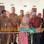 Septa Widiastuti (pakai Krek) didampingi oleh Kepala Dinsos Kabupaten Kediri, Ariyanto, dan perwakilan Forkompincam Puncu saat memotong pita. Foto: MUJI HARJITA/BANGSAONLINE
