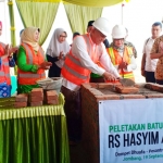 Wakil Pengasuh Pesantren Tebuireng KH Abdul Hakim Mahfudz saat melakukan Peletakan Batu Pertama pembangunan Rumah Sehat KH Hasyim Asy