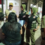Sejumlah penjaga warung remang-remang di Banjarsari saat diamankan petugas Satpol PP (dok. Ist)