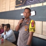 Wakapolres Tuban Kompol Teguh Priyowasono saat menggelar jumpa pers.