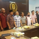 Forum Petani Garam Madura (FPGM) bertemu dengan Ketua DPRD Jawa Timur, Kusnadi. Mereka mengadukan sejumlah masalah yang dihadapi petani garam. (foto: DIDI ROSADI/ BANGSAONLINE)