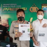 Kapolresta Sidoarjo Kombes Pol Kusumo Wahyu Bintoro saat memberikan keterangan kepada awak media terkait rusaknya baliho Bambang Haryo Soekartono.