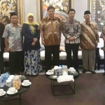 Khofifah-Emil diantar Gus Solah dan sejumlah ulama bertemu dengan Ketua Umum DPP Partai Golkar Airlangga Hartarto di Jakarta, belum lama ini. Dalam pertemuan itu, Airlangga menegaskan rekom tetap untuk pasangan Khofifah-Emil. foto: ist