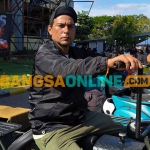 Ray Macdonald, scooterist asal Thailand saat mencoba vespa extrim. Foto: MUJI HARJITA/BANGSAONLINE