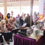 Para Ibu-ibu warga Desa Pagung, Kecamatan Semen, Kabupaten Kediri, saat mengikuti sosialisasi dan workshop olahan makanan. Foto: Ist