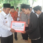 DAPAT BONUS: Bupati Saiful Ilah menyerahkan hadiah umroh kepada Juara MTQ Jatim, Rabu (27/11). foto: ist