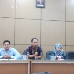 Ketua KPU Gresik Ahmad Roni, bersama Komisioner Makmun dan Elvita Yulianti. foto: SYUHUD A/BANGSAONLINE