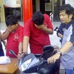 Dua tersangka perampasan, disamping Kasat Reskrim dan barang bukti. Foto: rusmiyanto/BANGSAONLINE