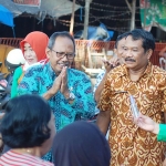 Agung Sudjatmiko (kiri) dan Agus Setiyono saat sosialisasi di Pasar Basah Trenggalek. foto: HERMAN S/ BANGSAONLINE