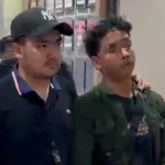 Pelaku saat digelandang petugas di Mapolres Gresik. Foto: Ist