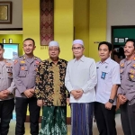 Dewan Pertimbangan MUI Kabupaten Pasuruan, Muzammil Syafi’i (berkacamata), saat bersama petugas. 