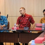 Kepala Diskominfo Kota Kediri, Apip Permana (kiri), dan Kepala Bagian Administrasi Perekonomian Kota Kediri, Tetuko Erwin Sukarno (tengah). Foto: Ist