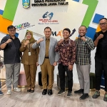 Kepala Dinas Pendidikan Provinsi Jawa Timur, Aries Agung Paewai bersama Kabid Pembinaan Pendidikan SMA, Hj. Suhartatik usai menerima audiensi redaksi BANGSAONLINE. Foto: BO