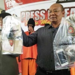AKP Imam Mustaji, Kasat Reskoba Polres Malang Kota, menunjukkan barang bukti.