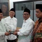 Ketua PWNU Riau, Dr Tarmizi Tohor menyerahkan Buku Putih Tentang Muktamar Hitam kepada Wapres Jusuf Kalla disaksikan Gus Solah di ndalem kasepuhan Pondok Pesantren Tebuireng Jombang. foto: BANGSAONLINE