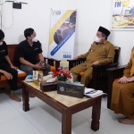 Wabup Pasuruan KH Abdul Mujib Imron bersama Kadinkes Ani Latifah saat menjelaskan program UHC dalam talk show di salah satu saluran radio milik pemkab.
