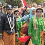 15 pasangan pengantin saat diarak dari Masjid Agung Tuban ke Pendopo Kridho Manunggal. 