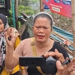 Sumideh saat memprotes petugas yang menurutnya tak adil saat menggusur warkop miliknya di area SGB.