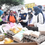 Bupati Mojokerto, Ikfina Fahmawati, saat meninjau harga kebutuhan pokok di Pasar Kutorejo.
