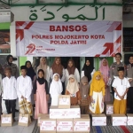 Jajaran petugas dari Polres Mojokerto Kota saat berada di Panti Asuhan Al Mawaddah dalam rangka memperingati HUT ke-79 Bhayangkara.
