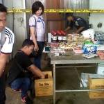 Pengrebekan Mamin di gudang Osowilangun. Foto:rusmiyanto/BANGSAONLINE