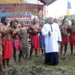 Ustadz Darto Saifudin bersama warga asli Papua di Manokwari Selatan Papua Barat. foto: istimewa/ bangsaonline.com