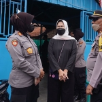 Wali Kota Batu , Dewanti Rumpoko (tengah) bersama petugas kepolisian.