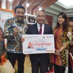Menteri Desa Pembangunan Daerah Tertinggal dan Transmigrasi, Eko Putro Sandjojo (dua dari kanan) bersama tim BNI saat pameran Indonesia Archipelago Expo 2018, di Kuala Lumpur. 