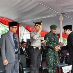 Wabup Moh. Qosim bersama pejabat Forkopimda dalam upacara Hari Kebangkitan Nasional. foto: SYUHUD/ BANGSAONLINE