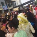 Ribuan Kartini berdatangan di GOR Jayabaya untuk pecahkan MURI. foto: arif kurniawan/ BANGSAONLINE