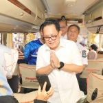 Pj. Gubernur Jawa Timur Adhy Karyono saat menyapa peserta program mudik dan balik gratis di dalam bus.