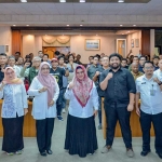 Plt Bupati Gresik Aminatun Habibah (tengah) didampingi Kadiskominfo Ninik Asrukin saat diskusi dengan insan media. Foto: Ist.