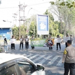Jajaran Polsek Tenggilis Mejoyo bersama personel saat melakukan kampanye bahaya balap liar di hari terakhir Operasi Patuh Semeru 2025.