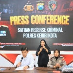 Kasatreskrim Polres Kediri Kota, AKP Achmad Elyasarif, saat konferensi pers terkait kasus video asusila. Foto: Ist
