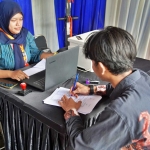 Salah satu pemudik saat mendaftarkan angkutan motis