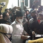 H. Ridwan dan Hj. Mudawamah saat ditolak KPU Kabupaten Kediri untuk mendaftar karena tidak ada parpol yang mendaftarkan. foto: MUJI HARJITA/ BANGSAONLINE