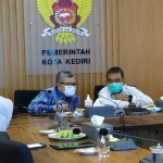 Sekretaris Daerah Kota Kediri Bagus Alit (paling kanan) dan Kepala Kantor Perwakilan Bank Indonesia Kediri Sofwan Kurnia. (foto: ist)