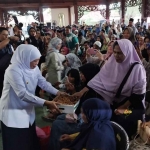 Gubernur Khofifah saat membagikan kurma ke masyarakat di Pendopo Agung Ronggosukowati, Pamekasan.
