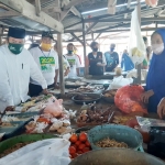 MENYAPA: BHS saat mengunjungi Pasar Pejaya, di Desa Kramat Jegu, Taman, Kamis (5/11). foto: MUSTAIN/ BANGSAONLINE
