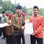 Bupati Trenggalek saat meluncurkan Koperasi Merah Putih.