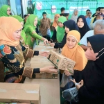 Khofifah Indar Parawansa bersama jajaran PP Muslimat NU saat mendistribusikan 1.000 paket lebaran dari keluarga Jusuf Kalla di Kantor PP Muslimat NU, Jl. Pengadegan Timur Raya, Pancoran Jakarta Selatan, Sabtu (22/3). Foto: BANGSAONLINE