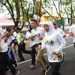 Gubernur Jawa Timur Khofifah Indar Parawansa ikut lari dalam acara bertajuk Jatim KIP Run 2019 5K dan 10K di Magetan, Ahad (3/11/2019). foto: Istimewa/ BANGSAONLINE.com