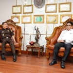 Direktur Utama Petrokimia Gresik, Daconi Khotob (kanan) berbincang dengan Kajati Jatim Kuntadi. Foto: Ist.
