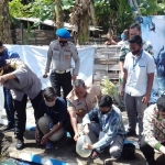 Kapolres Probolingg Kota, AKBP Ambariyadi dan Wali Kota Habib Hadi Zainal Abidin sedang menebar ribuan benih ikan nila di Kali Wirosecang.